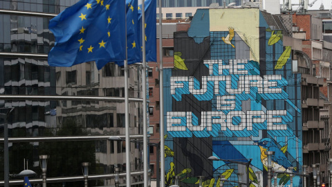 Banderas de la Unión Europea ondean cerca de la sede de la Comisión Europea en Bruselas. REUTERS/Yves Herman