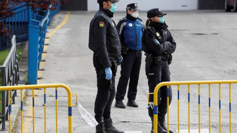 Miembros de la policía a las puertas de la morgue que ha sido instalada en el Palacio de Hielo, un centro comercial con pista de patinaje, en Madrid este martes. EFE/Chema Moya