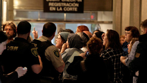 Varias personas se agolpan a la puerta del tribunal donde ha comparecido  Jeremy Joseph Christian, acusado de matar a dos personas que dedfendieron a dos jóvenes de apariencia musulmana  en un tren de cercanías de Portland. REUTERS / Steve Dipaola