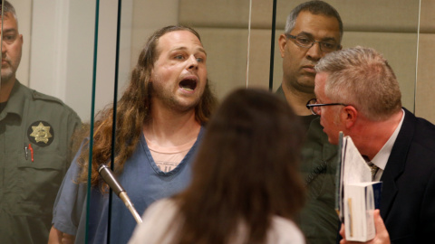 Jeremy Christian, acusado de apuñalar a dos hombres que trataron de defender a dos jóvenes de apariencia musulmana, grita durante su comparecencia ante el tribunal del condado de Multnomah, en Portland (Oregon, EEUU). REUTERS / Beth Nakamura