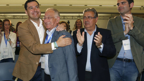 Gabriel Amat (2i), junto a Juanma Moreno y Juan Ignacio Zoido tras su reelección el pasado 19 de mayo como presidente del PP de Almería. /EFE