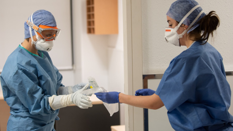 Una professional sanitària entrega una mostra per fer la prova del coronavirus a l'Hospital Clínic. / FRANCISCO AVIA - HOSPITAL CLÍNIC