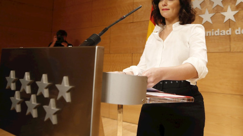 La presidenta de la Comunidad de Madrid, Isabel Díaz Ayuso, durante la rueda de prensa tras su reunión con los portavoces de los Grupos Parlamentarios con representación en la Asamblea de Madrid, en la Real Casa de Correos, sede de la Presidencia de la