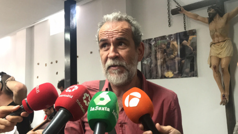 Willy Toledo responde a las preguntas de la presna tras su comparecencia. J.G.