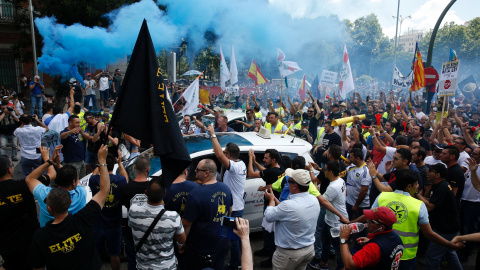 Taxistas en la Plaza de Neptuno de Madrid, muy próxima al Congreso de los Diputados, en su manifestación contra la actividad de Uber y Cabify. REUTERS/Paul Hanna