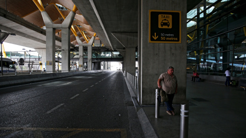 La parada de taxis del aeropuerto Adolfo Suarez Madrid Barajas durante la protesta del sector contra Uber y Cabify. REUTERS/Juan Medina