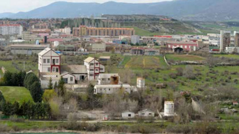 Fabrica de Inquinosa. Al fondo de la ciudad de Sabiñánigo. ECOLOGISTAS EN ACCIÓN