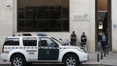 Agentes de la Guardia Civil ante la sede de Canal de Isabel II, en la operación que están llevando a cabo agentes de la Unidad Central Operativa (UCO). EFE/Emilio Naranjo