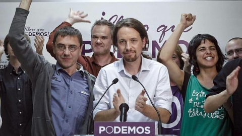  Pablo Iglesias, Juan Carlos Monedero y Teresa Rodríguez, de Podemos, celebran sus cinco escaños