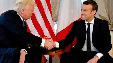 El presidente de EEUU, Donald Trump, y el presidente de Francia, Emmanuel Macron, se saludan durante la cumbre del G7.- REUTERS/Peter Dejong