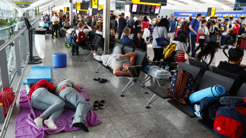 Pasajeros esperando en la terminal 5  del aeropuerto londinense de Heathrow. /REUTERS