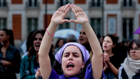  Una mujer protesta haciendo un símbolo feminista con las manos, en Madrid, a 2 de junio de 2023.- EP