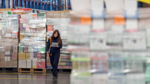 Trabajadora en un bloque logístico de Mercadona.