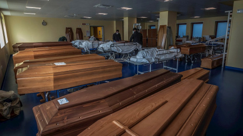 Trabajadores de una funeraria en la ciudad italiana de Bérgamo.- EFE/EPA/FOTOGRAMMA