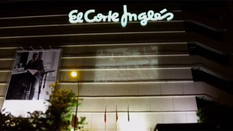 La fachada de El Corte Inglés de Goya, durante la acción de Igualdad Animal.