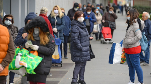 Ciudadanos hacen cola a las puertas de un supermercado en una localidad cercana a Milán este lunes. /EFE