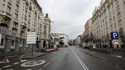 La carrera de San Jerónimo vacía de vehículos y personas este lunes en Madrid en el que los españoles encaran una nueva semana de confinamiento. /EFE