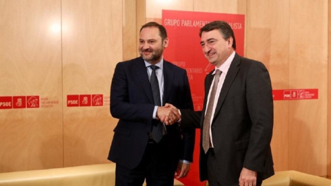 El portavoz del PNV en el Congreso, Aitor Esteban, junto al ministro de Fomento en funciones, José Luis Ábalos. Europa Press