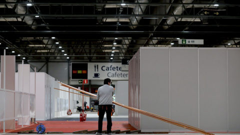 Operarios ultiman el montaje del hospital de emergencia habilitado en Ifema en Madrid, este lunes. /EFE