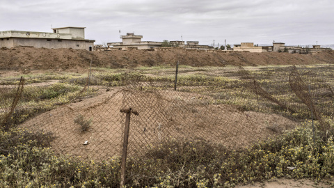 Vista de una de las fosas comunes donde fueron ejecutados por el Estado Islámico y enterrados los vecinos de Kojo, una localidad cercana a Sinjar. JM LÓPEZ