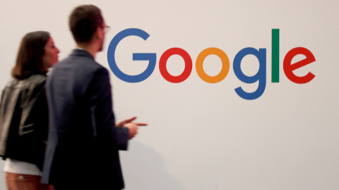 Visitantes pasan ante el logotipo de Google en las instalaciones de Viva Tech, en París. REUTERS / Charles Platiau / File Photo