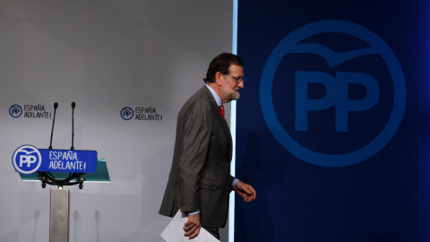 El presidente del Gobierno, Mariano Rajoy, tras la rueda de prensa que ofreció en la sede del PP tras la reunión del Comité Ejecutivo Nacional. REUTERS/Sergio Perez