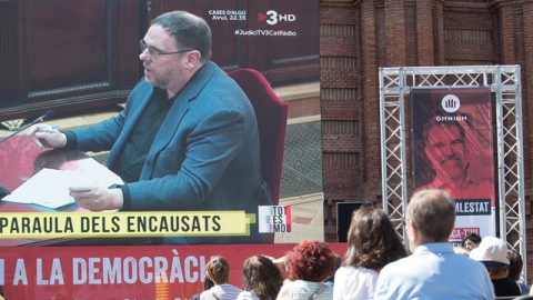 Desenes de persones segueixen la declaració de Junqueras a través de la pantalla gegant instal·lada per Òmnium a l'Arc de Triomf. EFE / Marta Pérez