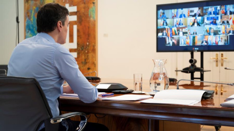 El presidente del Gobierno, Pedro Sánchez, durante la reunión que ha mantenido este domingo por videoconferencia con los presidentes de las distintas comunidades autónomas, para ponerles al día de las medidas adoptadas contra el coronavirus y conocer 