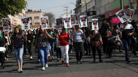 Mujeres y familiares de Ingrid Escamilla protestan para pedir justicia por su feminicidio, este sábado en Ciudad de México (México). Centenares de mujeres marcharon este sábado pacíficamente por la Ciudad de México para recordar a Ingrid Escamilla, 