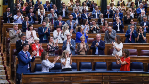 El diputado del PSOE José Luis Ramos Rodríguez, abraza a la ministra de Transporte, Movilidad y Agenda Urbana, Raquel Sánchez, tras finalizar una sesión plenaria donde se ha aprobado la Ley de la Vivienda, en el Congreso de los Diputados, a 27 de abri