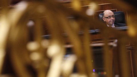 El ministro de Hacienda, Cristóbal Montoro, en el pleno del Congreso, durante el debate y votación de enmiendas parciales a los Presupuestos Generales del Estado de 2017. EFE/Javier Lizon