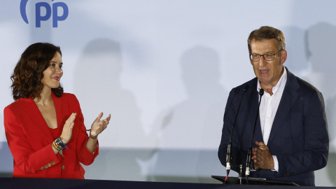 La presidenta de la Comunidad de Madrid y candidata a la reelección por el PP, Isabel Díaz Ayuso, y el presidente del partido Alberto Núñez Feijóo se dirigen a los simpatizantes desde el balcón de Génova tras conocer los resultados electorales en M