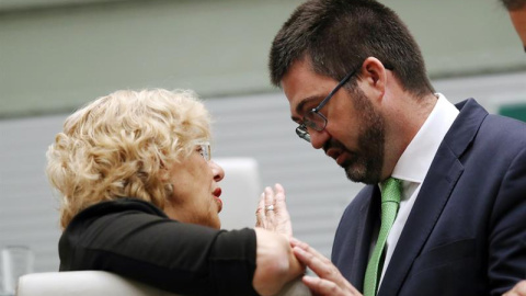 El concejal de Economía y Hacienda de Ahora Madrid, Carlos Sánchez Mato, conversa con la alcaldesa de Madrid, Manuela Carmena, durante el pleno del Ayuntamiento de Madrid. /EFE