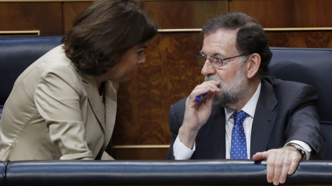 El presidente del Gobierno, Mariano Rajoy, conversa con la vicepresidenta del Gobierno, Soraya Saézn de Santamaría, durante la última jornada de debate y votación en el Congreso de los Presupuestos Generales del Estado de 2017. EFE/Chema Moya