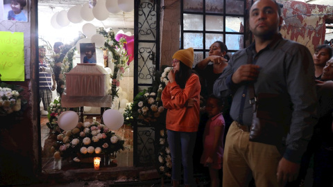 17/02/2020.- Personas asisten al funeral de la niña Fátima este lunes en el barrio de Tulyehualco en Ciudad de México (México). EFE/Sáshenka Gutiérrez