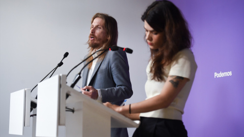 (I-D) Los portavoces de Podemos, Pablo Fernández e Isa Serra, ofrecen una rueda de prensa, en la sede de Podemos, a 5 de junio de 2023, en Madrid (España). Gustavo Valiente / Europa Press