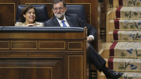 El presidente del Gobierno, Mariano Rajoy, y la vicepresidenta, Soraya Sáenz de Santamaría, durante el pleno del Congreso en el que se ha aprobado el proyecto de los Presupuestos Generales del Estado 2017. EFE/Kiko Huesca