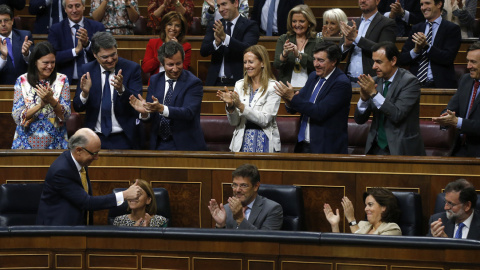 El ministro de Hacienda, Cristóbal Montoro, recibe el aplauso de otros miembros del Gobierno y de diputados de su grupo al superar los Presupuestos Generales del Estado 2017 su aprobación en el pleno del Congreso. EFE/Kiko Huesca