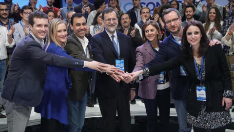 La presidenta del PP madrileño, Cristina Cifuentes (segunda por la izquierda), rodeada de la cúpula del partido en el Congreso nacional del mismo. Archivo EFE