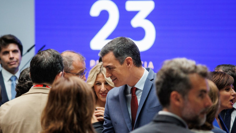  Pedro Sánchez y Yolanda Díaz  saludan tras la presentación de las prioridades de la Presidencia española del Consejo de la UE el 15 de junio de 2023 en Madrid. -ALEJANDRO MARTÍNEZ VÉLEZ / Europa Press