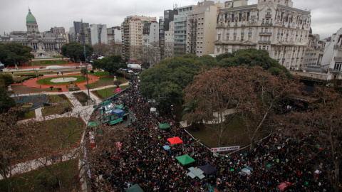 Miles de personas reunidas en frente del Congreso Nacional, donde se ha debatido sobre la despenalización del aborto en Argentina. / REUTERS - Marcos Brindicci