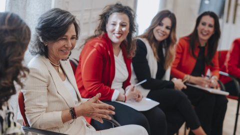 Ana Botín junto a un grupo de directivas de la territorial del Santander en Andalucía.