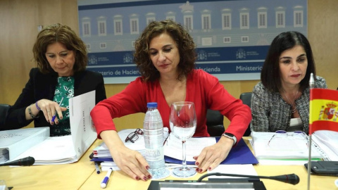 La ministra d'Hisenda, Maria Jesús Montoro (c), al costat de la ministra de Política territorial i Funció Pública, Carolina Darias, presidint la reunió del Consell de Política Fiscal i Financera, acompanyades per la secretària d'Estat d'Hisenda, In