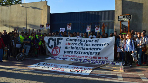 Concentración por el cierre del CIE de Zapadores (Valencia)/ Efe