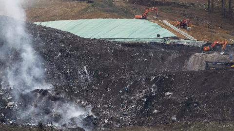 18/02/2020.- Los equipos de extinción han conseguido apagar este martes los frentes del incendio en el vertedero de Zaldibar (Bizkaia) que se derrumbó el pasado 6 de febrero, donde a lo largo del día desaparecerán por completo los focos humeantes, aun