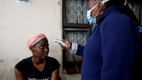 Personal sanitario toma la temperatura en la ciudad sudafricana de Durban. REUTERS