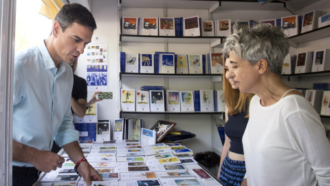 El secretario general del PSOE, Pedro Sánchez, observa algunos ejemplares, durante su visita a la Feria del Libro de Madrid. EFE/Luca Piergiovanni