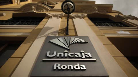 El logo de Unicaja en una oficina de la localidad malagueña de Ronda. Reuters