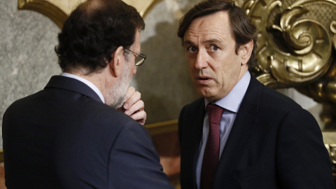 El presidente del Gobierno, Mariano Rajoy, conversa con el portavoz popular, Rafael Hernando, durante la sesión de control al Ejecutivo en el Congreso. EFE/Mariscal