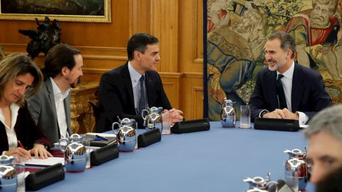 El rey Felipe VI conversa con el presidente del Gobierno, Pedro Sánchez (c), y el vicepresidente segundo, Pablo Iglesias (i), durante el Consejo de Ministros celebrado en el Palacio de la Zarzuela. EFE/Juan Carlos Hidalgo